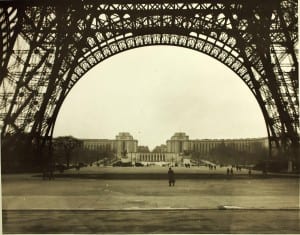 Eiffel_Tower_arch,_1941-1945