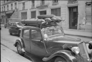 Parisian_Traffic,_Spring_1945-_Everyday_Life_in_Paris,_France,_1945_D24162