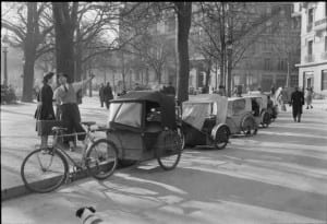 Parisian_Traffic,_Spring_1945-_Everyday_Life_in_Paris,_France,_1945_D24176